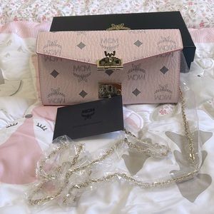MCM pink Wallet on Chain .